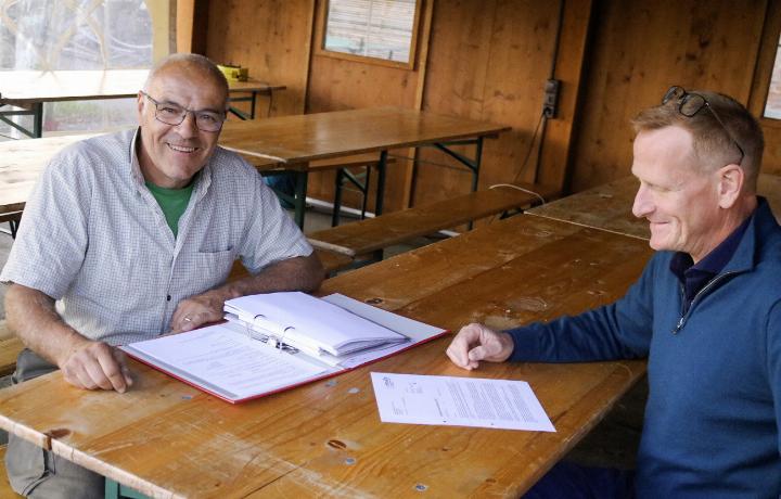 Sie gehören zum Stiftungsrat der MM-Huldi-Stiftung (von links): Ernst Züllig und Roman Imhof sind überzeugt von der guten Sache. Foto: Markus Bösch