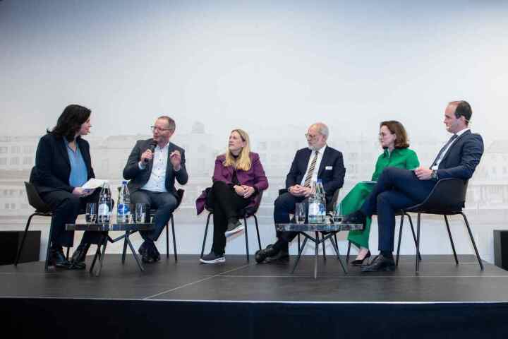 Podium von links: Martina Pfiffner Müller (Kantonsrätin, Moderation), Walter Schönholzer (Regierungspräsident), Helene Budliger Artieda (Staatssekretärin und Direktorin SECO), Alexandre Fasel (Staatssekretär EDA), Kris Vietze (Nationalrätin), Philipp Gemperle (Vizepräsident FDP.Die Liberalen Thurgau, Moderation). Foto: Marie-Theres Brühwiler