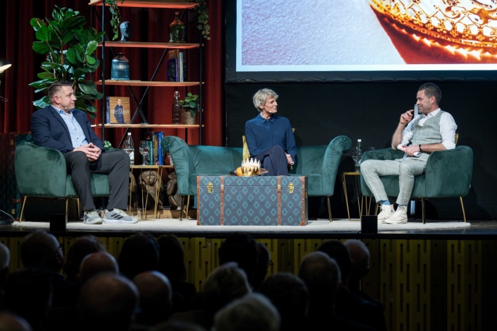 Moderator Lukas Studer fühlte Schwingerkönig Jörg Abderhalden und Schönheitskönigin Stéphanie Berger auf den Zahn. Fotos: zVg. TKB