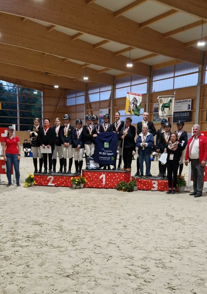 Schweizer-Meister-Podest:  Jun A & B auf Platz 1 (v. l.) Jael Schneggenburger, Romina Thoma, Lena Aeppli, Jael Saurer und Trainerin Heidi Notz. Foto: Kavallerieverein Egnach und Umgebung