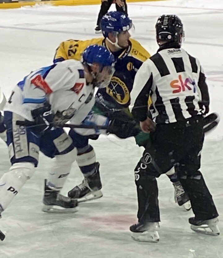 Gegen Langenthal hatten die PIKES nichts auszurichten, sie unterliegen klar mit 1:8 Toren. Foto: Hansruedi Vonmoos