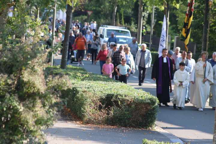 Gemeinsam auf dem Stationenweag am Eidgenösischen Dank-, Buss - und Bettag. Fotos: Markus Bösch