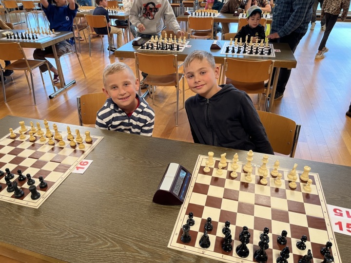 Zwei junge Talente im «Spiel der Könige»: Elia und Jan Kammerlander. Fotos: Schachclub Romanshorn