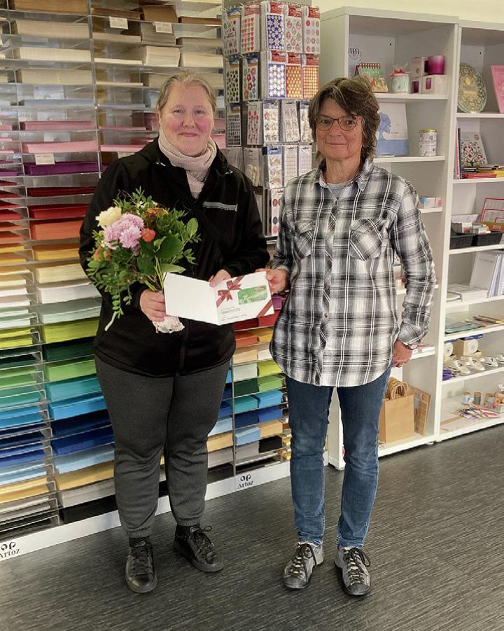 Ramona Nigg (links) aus Romanshorn gewinnt den Hauptpreis der ProBon-Aktion Herbst 2024 von TGshop Fachgeschäfte Thurgau, der ihr von Andrea Ströbele überreicht wird.Foto: zVg.