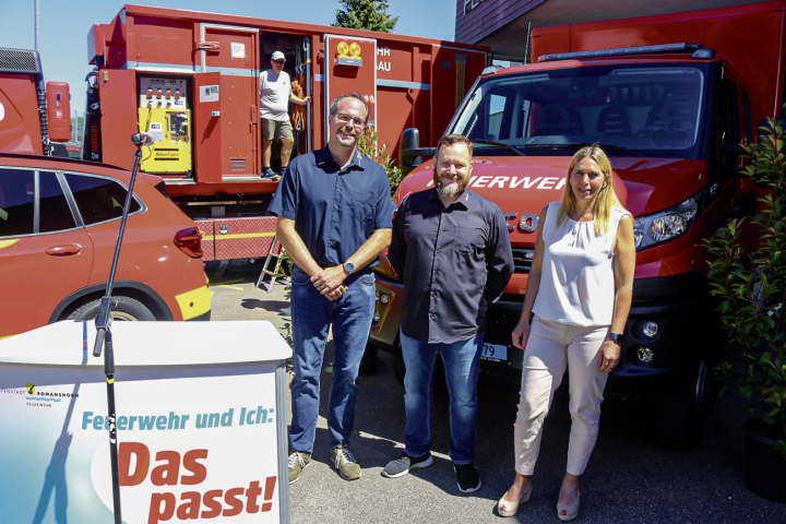 Waren sichtlich stolz auf die neuen Fahrzeuge (von links): Florian Maurer, David Brunner (Lieferant MZ-Fahrzeug) und Melanie Zellweger. Fotos: Markus Bösch