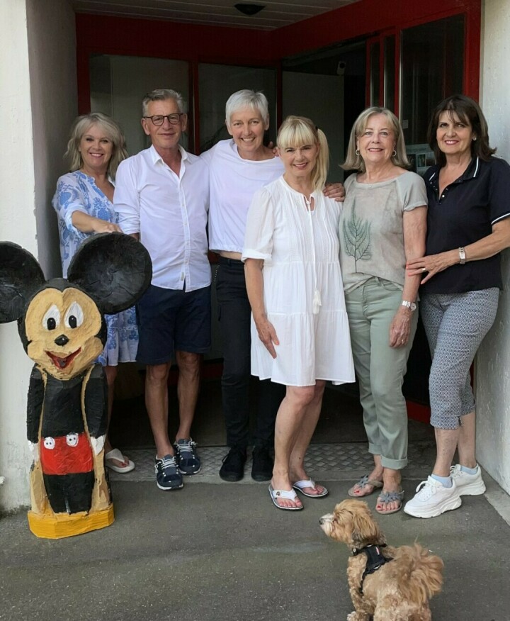 Vor dem Atelier «eigewerk» (v. l.): Carmen Högger, Markus Schmid, Margrit Wicker, Manuela Luchsinger, Erna Traber und Susanna Gantner. Foto: zVg.
