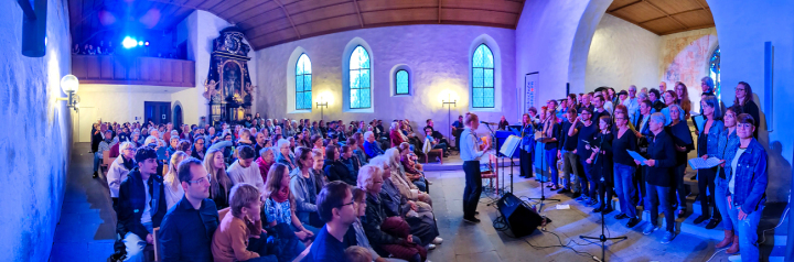 Der Jubiläums-Projektchor der Musikschule Romanshorn lud zum Konzert in die Alte Kirche ein. Fotos: Markus Bösch
