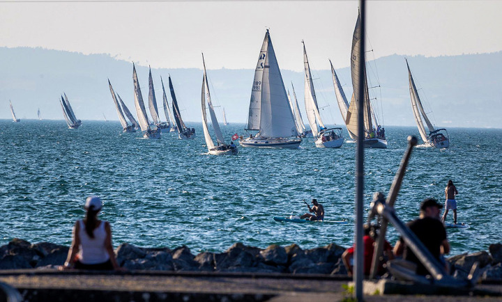 «SeeMotion» im Gemeindehafen Romanshorn: Anlässlich der «Rund Um» (grösste Langstreckenregatta am Bodensee, organisiert vom Lindauer Segelclub), runden die Regattateilnehmer die erste Boje vor Romanshorn. Die Romanshorner Segelclubs SSCRo und YCRo machen daraus ein Fest an Land. Foto: zVg. YCRo