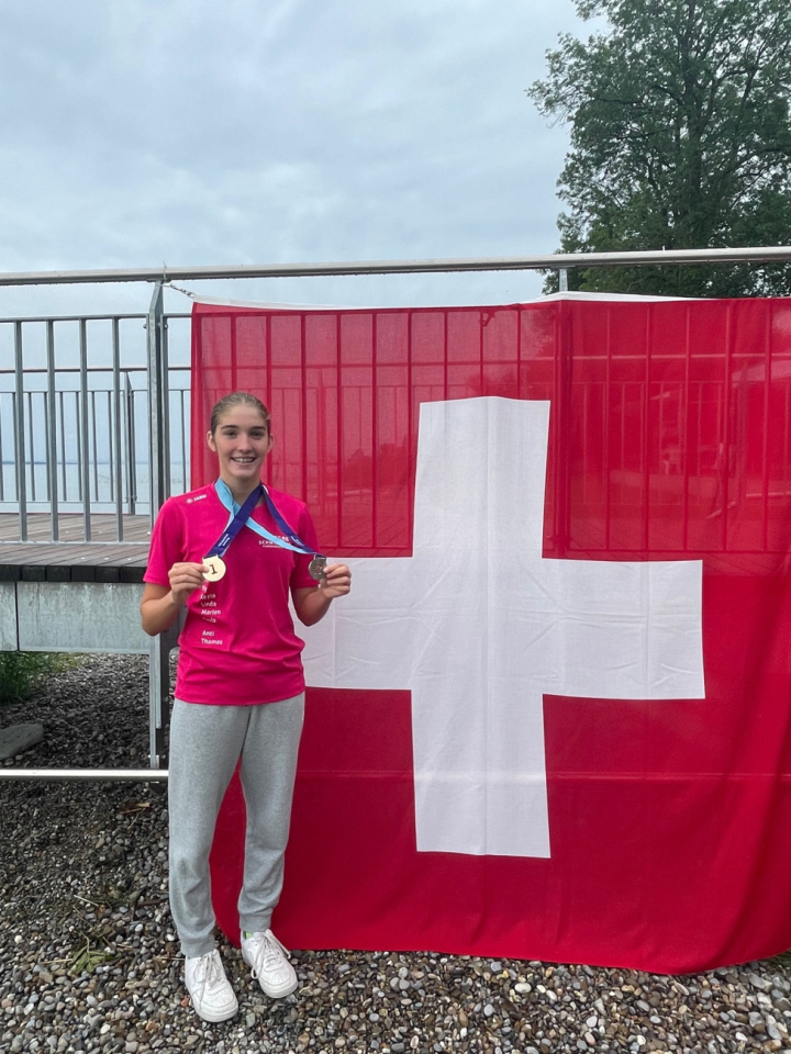 Die 15-jährie Elisa Balsamo holt sich an den Open-Water-Schweizer-Meisterschaften in Kreuzlingen Gold. Fotos: Schwimmclub Romanshorn