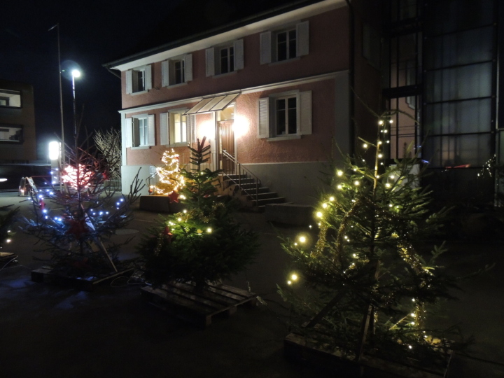 Sich in der Vorweihnachtszeit treffen bei Glühwein und Punsch: Die Adventsbar des Feuerwehrvereins Salmsach ist äusserst beliebt. Fotos: Andreas von Bergen