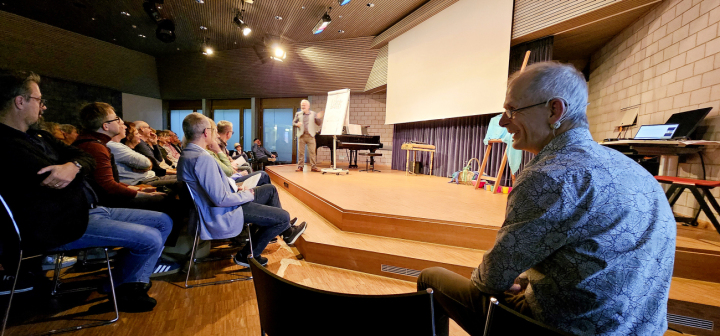 So viele Facetten das Buch hat, so vielseitig und bunt war dessen Taufe. Stöff Sutter (rechts) freute sich über die grosse «Fangemeinde», die am Anlass teilnahm und mitfeierte. Fotos: Marianne Lüchinger