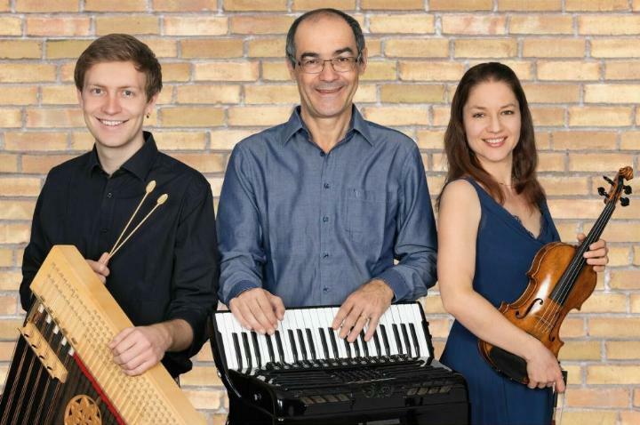 Trio Pegasus: Emanuel Krucker, Hackbrett; Karin Keiser Mazenauer, Violine; Paolo D Angelo, Orgel und Akkordeon. Foto: Prisma Matzingen