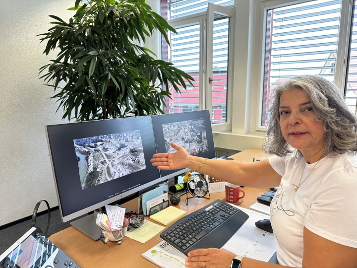 Aliye Gül, die Uttwiler Gemeindeschreiberin, zeigt Bilder der vom Erdbeben betroffenen Stadt Antakya und dankt allen, die ihr spontanes Hilfsprojekt unterstützt haben. Foto: Markus Studerus
