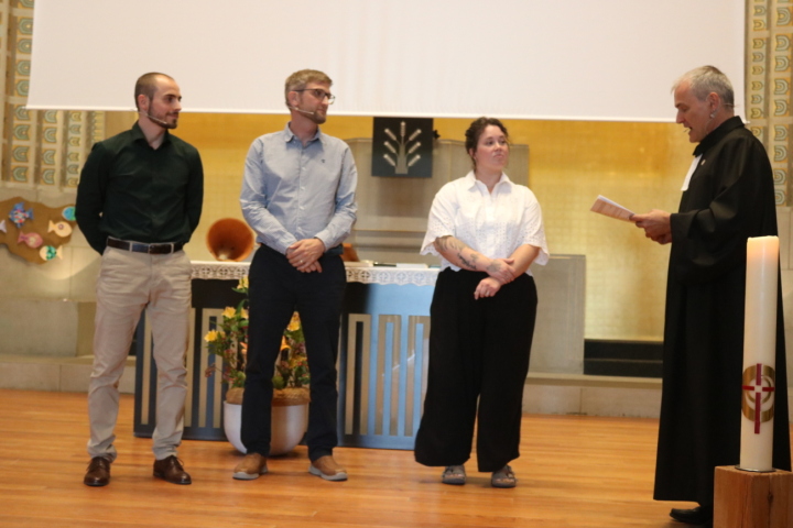 Ein wichtiger Tag für sie und ihre künftige Arbeit (von links): Remo Rüegg, Stefan Maag und Verena Bösch sagen Ja, (rechts) Kirchenrat Pfarrer Paul Wellauer. Fotos: Markus Bösch