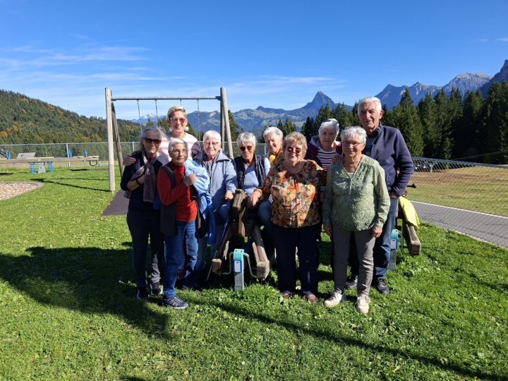 Sie geniessen das «Herbstreisli»: Mitglieder der Fit/Gym-Turngruppe Uttwil/Dozwil. Foto: Claudia Indergand