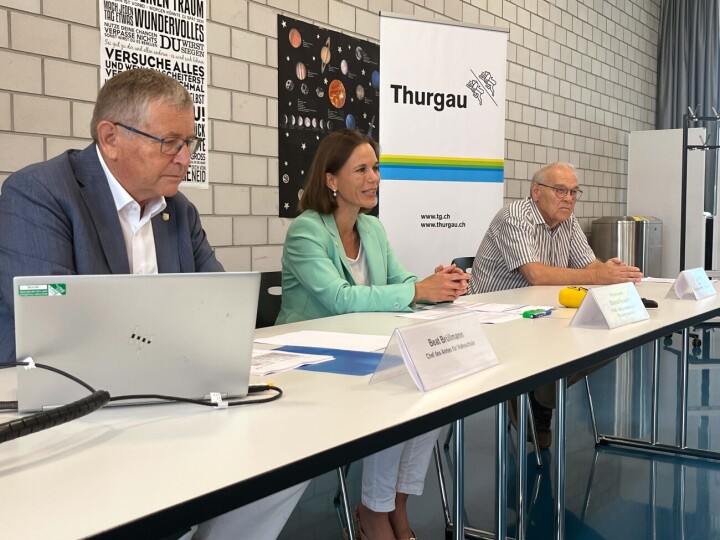 Regierungsrätin Denise Neuweiler, Beat Brüllmann, Chef des Amtes für Volksschule Iinks), und Hans Rudolf Stör, Präsident der Volksschulgemeinde Region Diessenhofen, informierten über die aktuellen Entwicklungen in der Thurgauer Volksschule. Foto: zVg