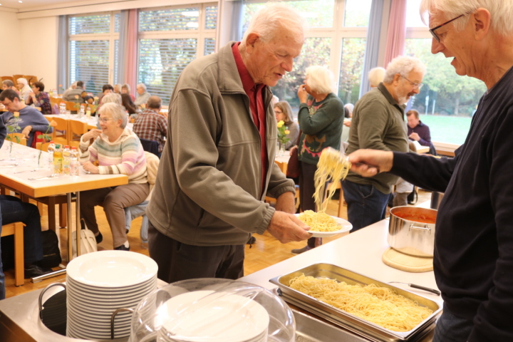 Die zahlreichen Besucherinnen und Besucher genossen das reichhaltige Spaghetti-, Saucen- und Kuchenangebot. Und waren sehr interessiert an der vorgestellten Weihnachtsaktion. Fotos: Markus Bösch