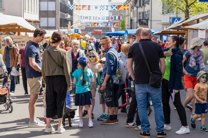 Hunderte Besucherinnen und Besucher geniessen bei herrlichem Frühlingswetter das Flanieren am Romanshorner Lenz 2026. Impressionen: Fototeam Romanshorn