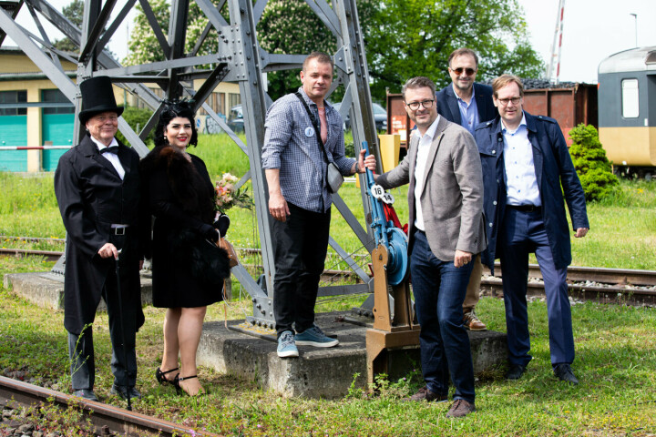 Werner Fritschi (von links), Ehrendame Arzu, Dave Oser, Roger Martin, David H. Bon, Reto Bieli, SBB Denkmalpflege. Foto: Locorama