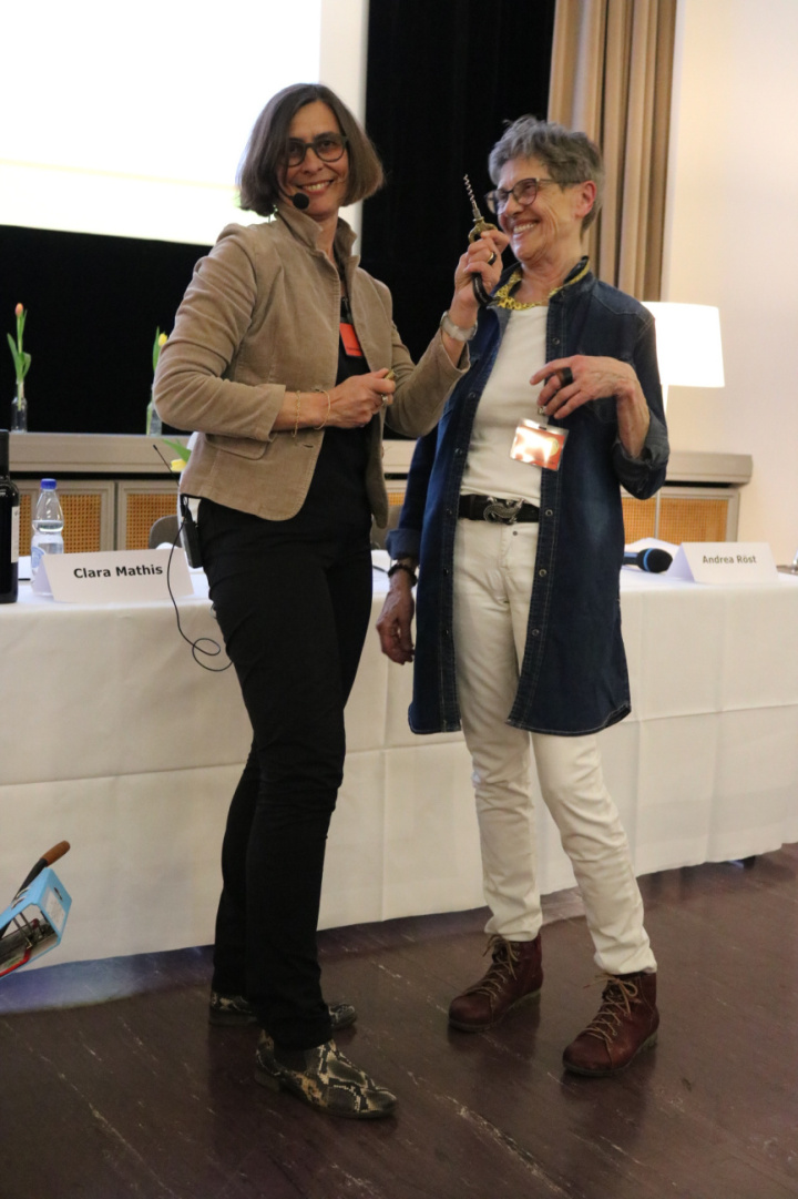 Franziska Mattes (links) übergibt Amt und Schlüssel an ihre Nachfolgerin Margaritha Winter. Foto: Markus Bösch