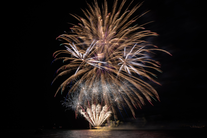 Die Besucher und Besucherinnen des Sommernachtsfests können am Samstagabend ein grandioses Farbenspiel auf dem See erleben. Bild: mariobaronchelli.ch