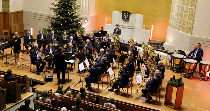 Die Idee besticht, auch in diesem Advent: Sowohl der Gast – Rita Bänziger (links) − als auch der Musikverein zeigen musikalisch, wie «fröhlicher Advent» geht. Fotos: Markus Bösch