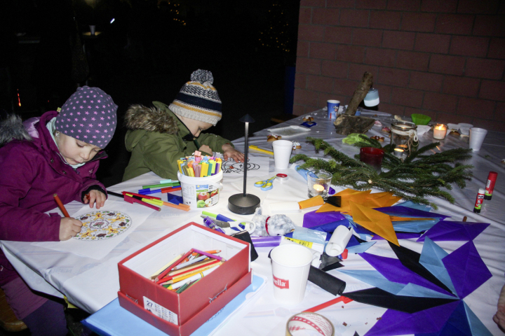 Am Basteltisch von Sabrina Betschart durften die Kinder malen, basteln und Lebkuchen verzieren. Fotos: Trudi Krieg
