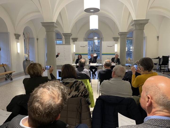 Die Lernende Annika Lacher, Marius Kobi, Leiter Rechtsdienst Staatskanzlei, und Staatsschreiber Paul Roth bei der Ziehung der ersten Listennummern. Foto: zVg. Staatskanzlei Kanton Thurgau 