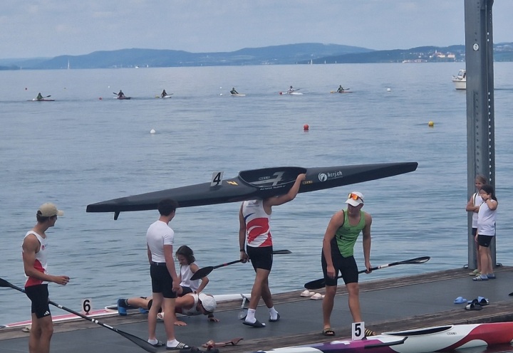 Während des Starts für das eine Rennen machen sich die Athleten bereit für das nächste Rennen. Fotos: Peter Gubser