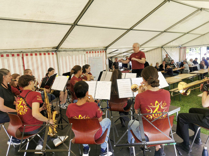 Anlässlich des Hafenfestes unterhielt die Jugendmusik unter Leitung von  Simon Roettig auf der Festwiese das Publikum mit Kostproben aus Pop- und Filmmusik. Fotos: Elisabeth Fry
