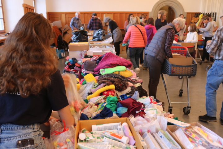 Fleissige Hände stellen Pakete für Kinder und Erwachsene zusammen. Fotos: Markus Bösch