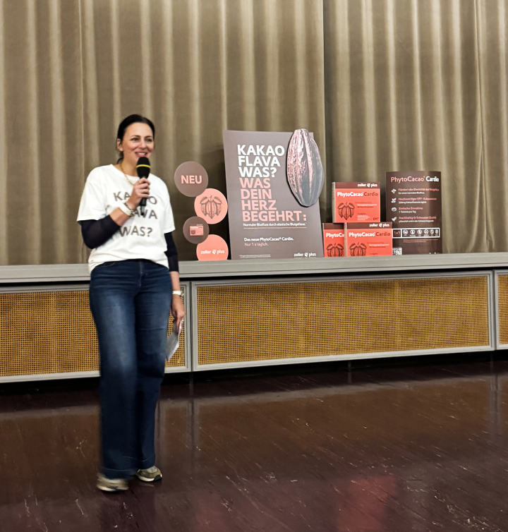 Yulia Kirschner, Leiterin internationales Marketing Zeller AG, stellt das neue Produkt «PhytoCacao®Cardio» vor. Fotos: Lisa Fry Yulia Kirschner, Leiterin internationales Marketing Zeller AG, stellt das neue Produkt «PhytoCacao®Cardio» vor. Fotos: Lisa Fry