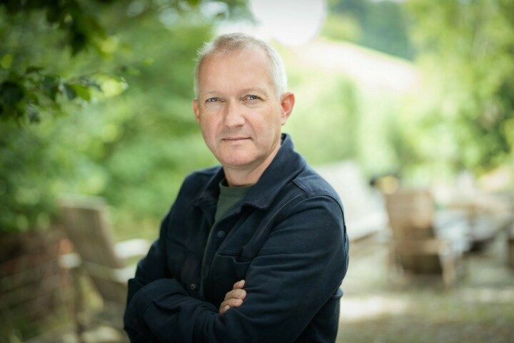 Simon Enzler: unverblümt schonungslos, zu Gast in der Rebsamen-Aula. Foto: zVg.