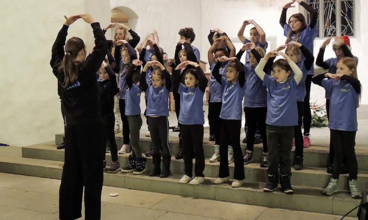 Der Kinderchor singt unter der Leitung von Lena Schönewald an der Adventsfeier in der Alten Kirche. Foto: Andreas von Bergen