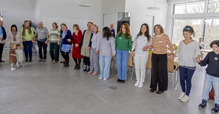 Tanzend ins neue Jahr der Bahá’í. Foto: Mark Kilchmann-Kok