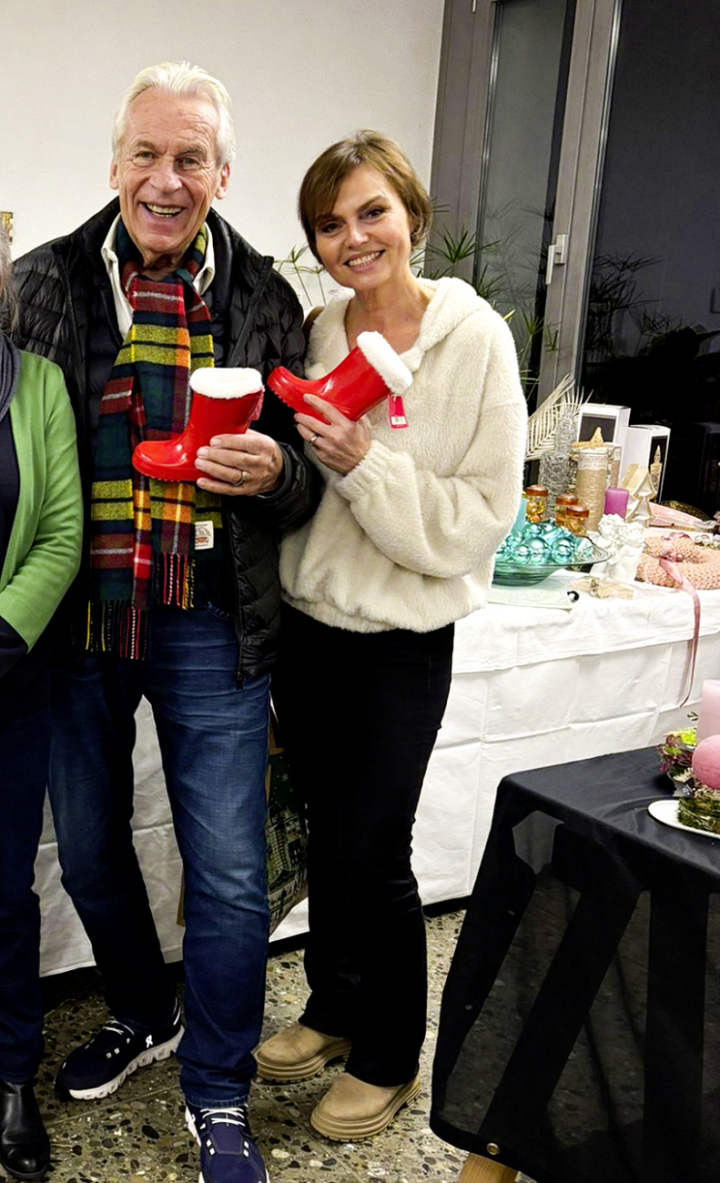 Musiker Pepe Lienhard und sein Frau Christine besuchen den Basar der Kreativen Frauengruppen. Fotos: Markus Bösch Musiker Pepe Lienhard und sein Frau Christine besuchen den Basar der Kreativen Frauengruppen. Fotos: Markus Bösch