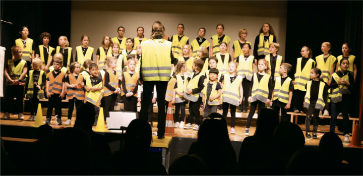 52 Kinder von vier Kinderchören unter der Leitung von Lena Schönewald zeigten ihr Können auf der Bühne der Rebsamen-Aula. Fotos: Markus Bösch