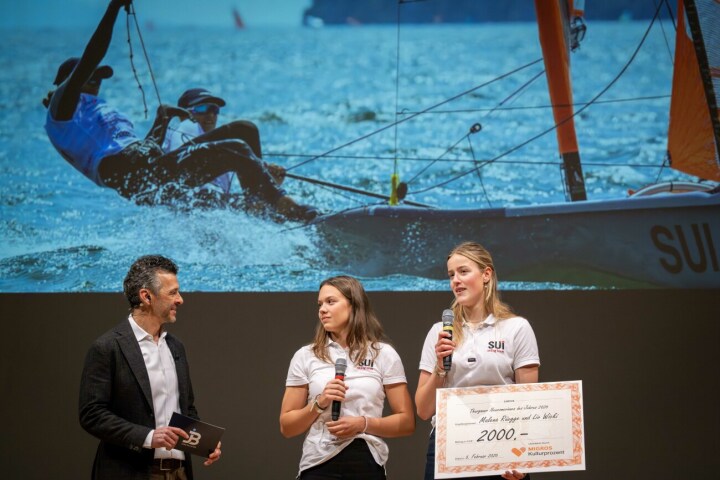 Moderator Jann Billeter im Smalltalk mit den ausgezeichneten «Newcomerinnen 2026», Liv Wicki (17) aus Romanshorn und Malena Rüegge (16) aus Altnau. Fotos: Reto Martin - zur Verfügung gestellt 
