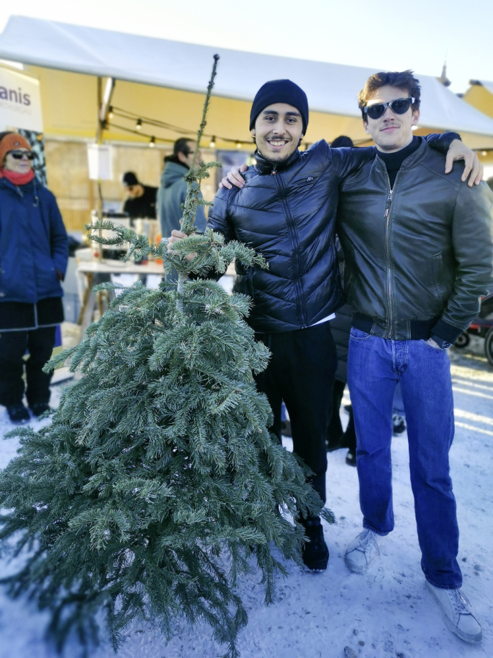 Unter den rund 100 Teilnehmenden freuten auch sie sich darauf, den Christbaum zu werfen. Fotos: Elisabeth Fry