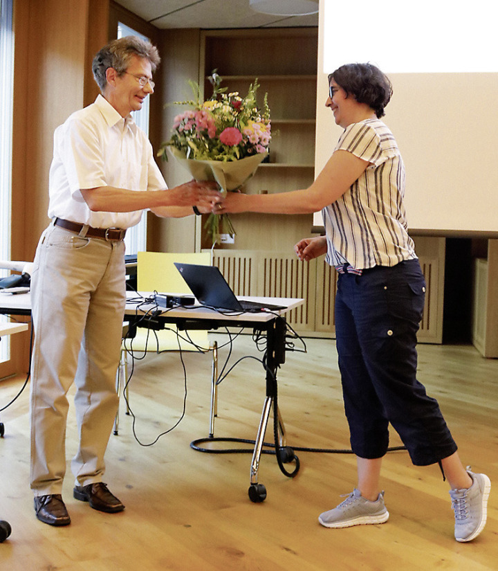 Es war Hanspeter Heebs letzter offizieller Auftritt als Schulpräsident: Seine Nachfolgerin Nicole Ebe dankt ihm für sein langjähriges Engagement. Foto: Markus Bösch