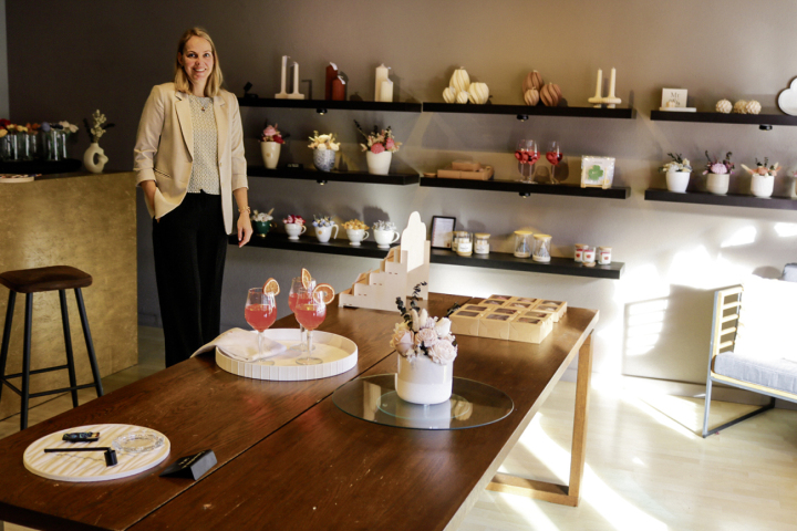 Yvonne Paganini freut sich über die Neueröffnung ihres Ladens «Glowing Celebrations» an der Alleestrasse 23. Fotos: Markus Bösch