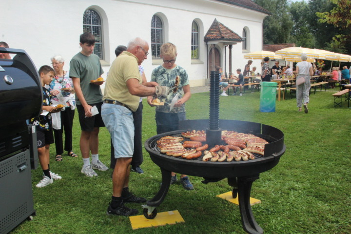 Würste vom XXXL-Grill, den roten Faden fürs Leben und gemeinsames Feiern, das bot der Open-Air-Gottesdienst vor der Salmsacher Kirche. Fotos: Trudi Krieg