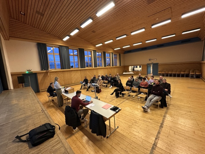 Es hätte noch Platz gehabt. 30 Stimmbürgerinnen und Stimmbürger fanden sich zur Schulgemeindeversammlung der Primarschule Uttwil in der Mehrzweckhalle ein. Fotos: Markus Studerus