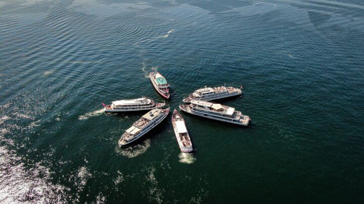 Die sechs beteiligten Schiffe bildeten bei der 51. Internationalen Flottensternfahrt einen Stern vor der Stadt Meersburg. Fotos: VSU