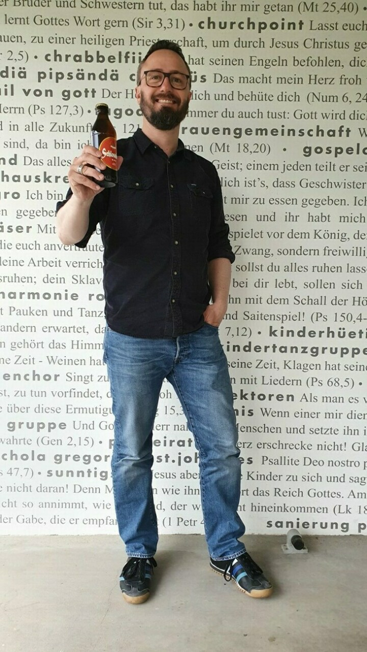 OK-Präsident Andreas Pfiffner sagt «Prost» mit dem Schlossberger Bier. Foto: Gaby Zimmermann