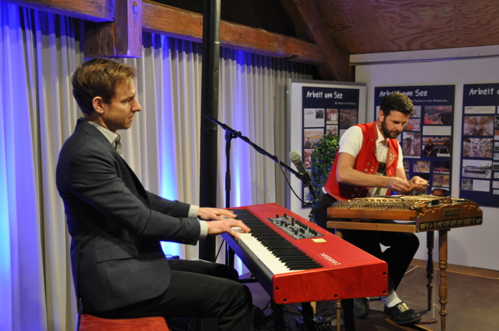 Der Pianist Elias Bernet und der Hackbrettspieler Nicolas Senn ergänzen sich virtuos. Fotos: Andreas von Bergen