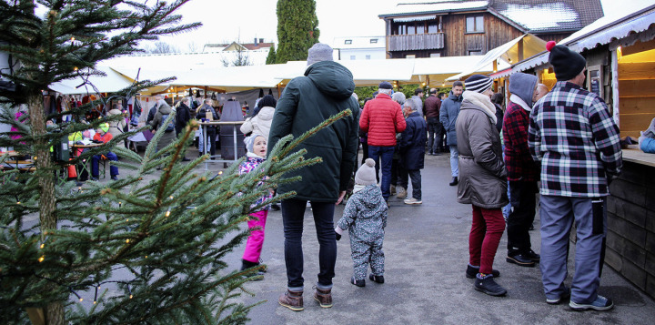 Es war schön: Der Adventsmarkt auf dem Gemeindeplatz war wiederum ein beliebter Treffpunkt, nicht nur um sich mit Geschenken für Weihnachten einzudecken. Fotos: Trudi Krieg