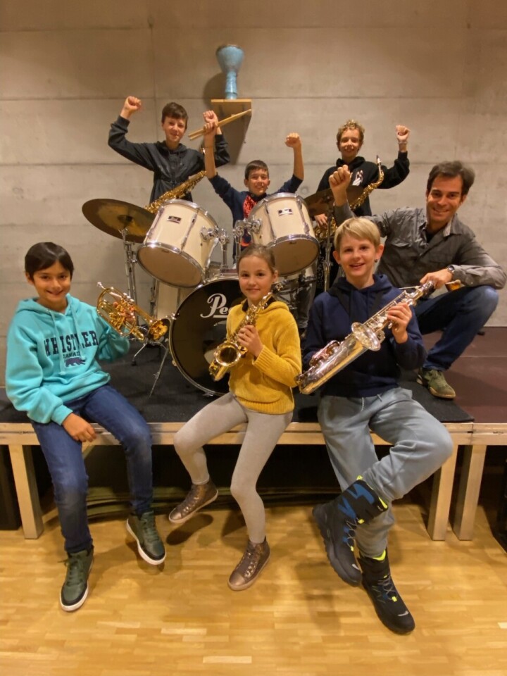 Spielen am Sonntagsverkauf vom 17. Dezember in der Romanshorner Innenstadt: Musikschule Romanshorn mit Thoms Eilinger und den «Notenfressern». Foto: zVg. Fachgeschäfte Romanshorn FARO