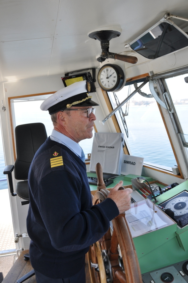 Kapitän Thomas Friederich am Steuerrad der MS Thurgau. Fotos: Andreas von Bergen