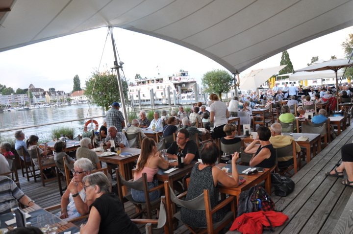 Essen und Blasmusik geniessen auf der Hafenplattform. Fotos: Andreas von Bergen